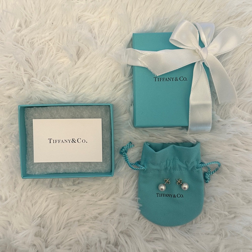 Tiffany & Co. Signature pearl Earrings 8 to 9 mm.